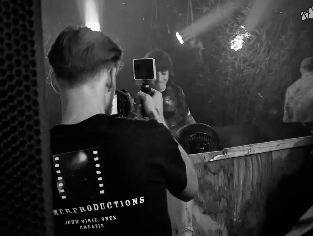 Robert Kremer filmt een DJ-set tijdens een event