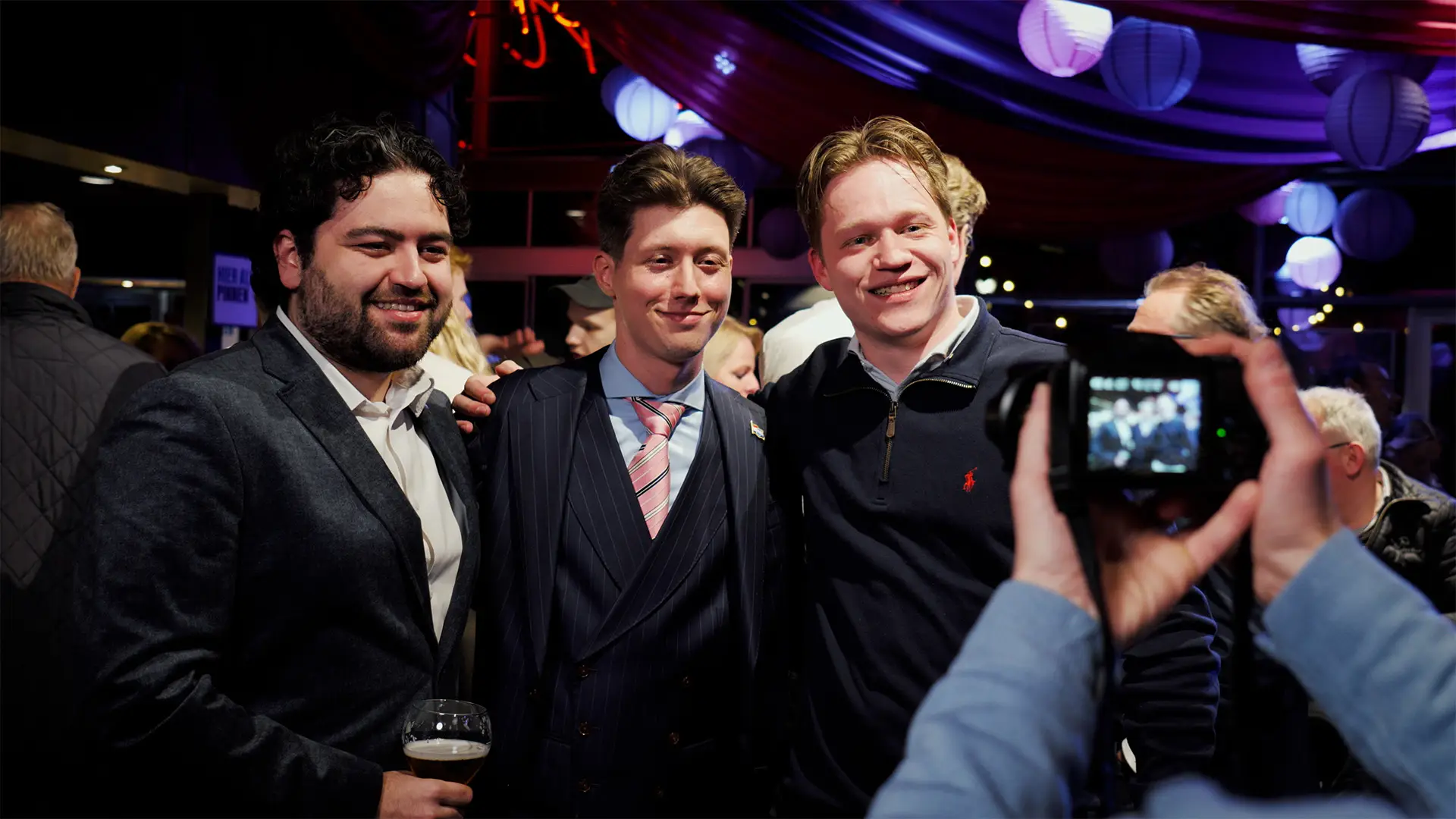 Cinematisch shot van leefbaar Maassluis verkiezingavond, geproduceerd door Kremer Productions.