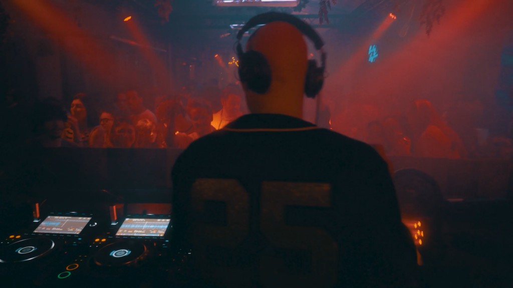 Cinematisch shot van een DJ tijdens een techno evenement in Tilburg, geproduceerd door Kremer Productions.