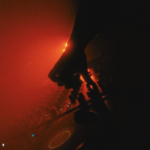 Cinematisch shot van een DJ tijdens een techno evenement in Tilburg, geproduceerd door Kremer Productions.